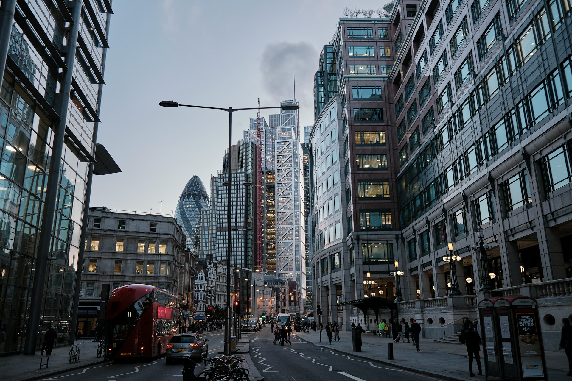 London financial district representing the United Kingdom as a high-credibility e-commerce company jurisdiction with fast Companies House registration and full Stripe and PayPal access